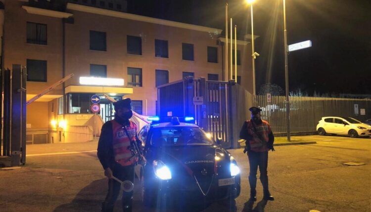 Bologna, lo spaccio è un affare di famiglia: padre e figlio arrestati in flagranza dai carabinieri