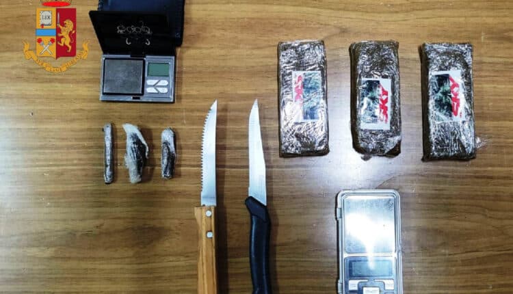 Napoli, detiene droga in casa. Arrestato. Rinvenuto e sequestrato un fucile nascosto sotto una siepe