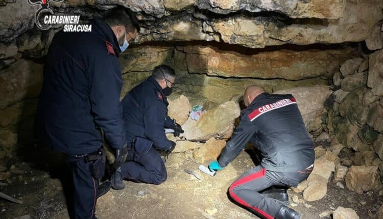 Siracusa, i carabinieri effettuano l'ennesimo ritrovamento di armi, munizioni e stupefacenti in una cava tra Noto e Rosolini