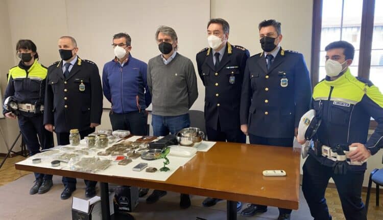 Verona, sequestro record della Polizia Locale di 4 chili di stupefacenti da due 19enni e un 26enne