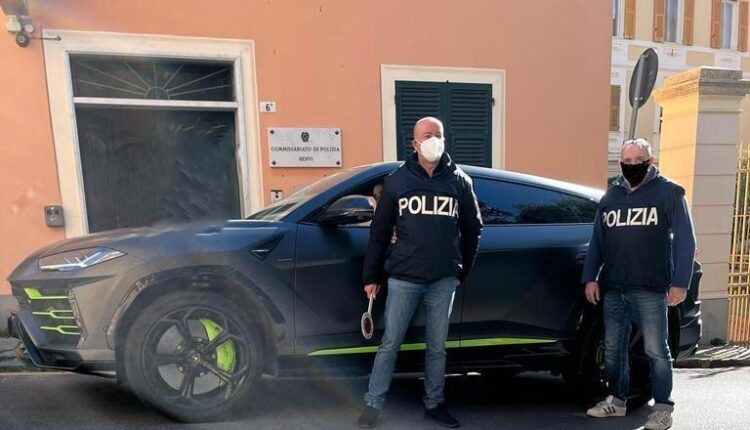 Genova, 51enne acquista una Lamborghini, non la paga e cerca di rivenderla.