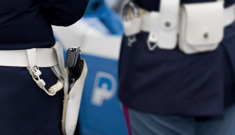 Milano, tre ragazzini minacciano tre coetanei con un coltello a bordo di un treno regionale derubando i loro portafogli