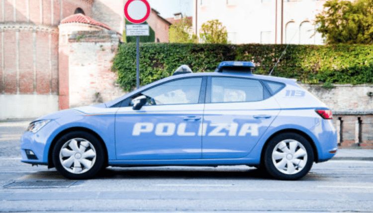 Milano, fermati tre giovani colti sul fatto mentre si scambiavano un involucro di cellophane contenente due etti di hashish