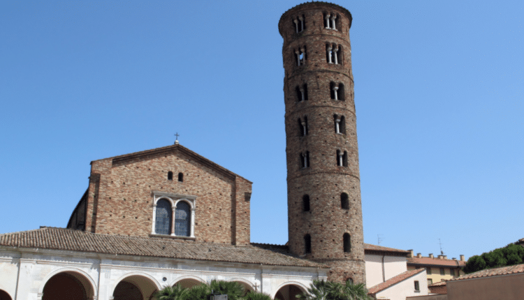 Ravenna, il Sindaco della città ha emesso un'ordinanza che vieta il consumo di bevande alcoliche in alcune aree