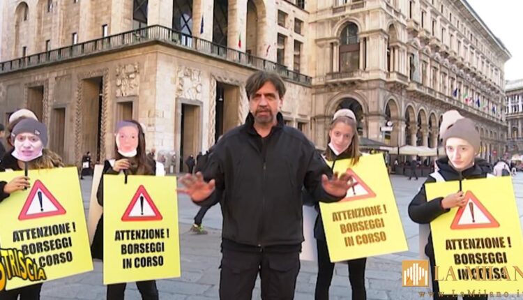 Milano, anteprima Striscia la notizia: Valerio Staffelli avvisa i passanti in Montenapoleone della presenza di borseggi nella via