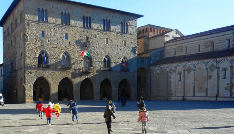 Pistoia, al via “Mettiamoci a giocare!”: sei pomeriggi in piazza del Duomo in compagnia dei giochi del passato