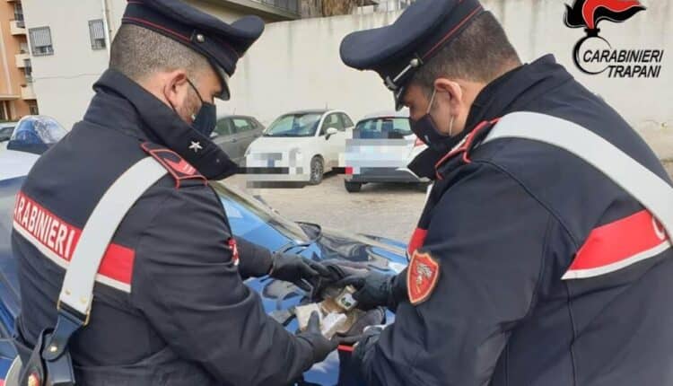 Trapani, colto sul fatto un 47enne già noto: cercava di recuperare uno zainetto con dentro hashish per la sua attività di spaccio