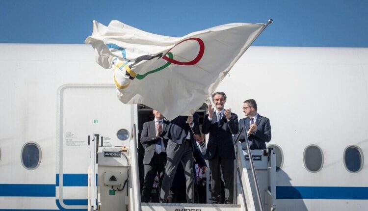 Milano, atterrata a Malpensa la bandiera delle Olimpiadi, simbolo del passaggio di testimone da Pechino