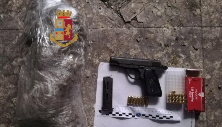 Napoli, controllato un appartamento in stato di abbandono: sequestrate una pistola e della marijuana