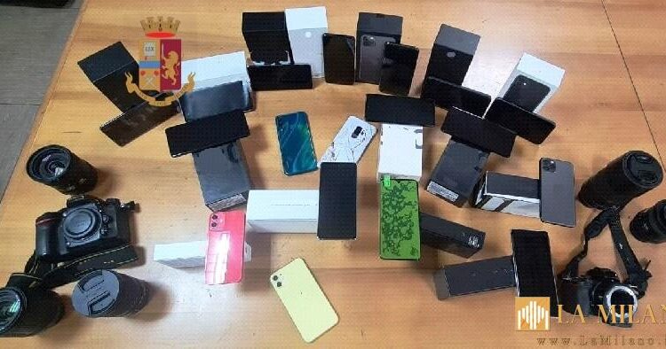 Napoli, individuato un uovo che nascondeva in un'autovettura diversi smartphone, insieme a fotocamere e obiettivi