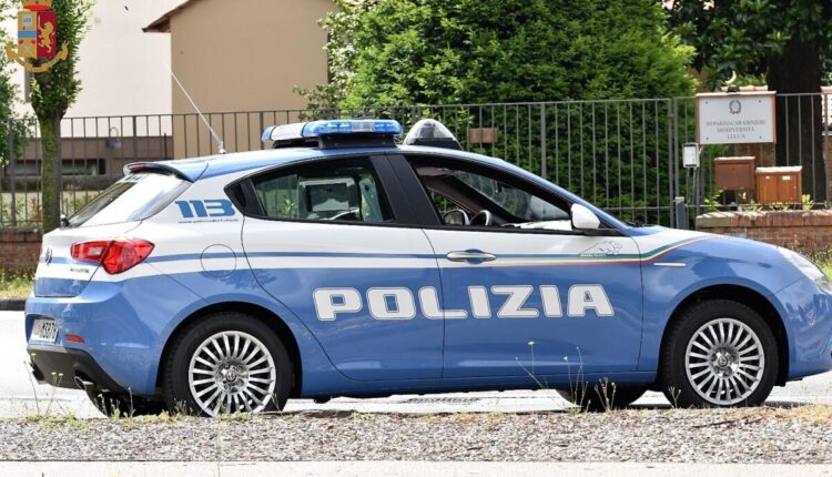 La complessa attività di indagine, condotta dagli investigatori del Commissariato, ha consentito accertare la presenza della donna a Formia, da poco trasferitasi con il proprio nucleo familiare. In particolare l’arresto è scattato, all’interno di un Centro Commerciale, mentre la donna era intenta a giocare ad una slot machine e prima che potesse nuovamente far perdere le proprie tracce.