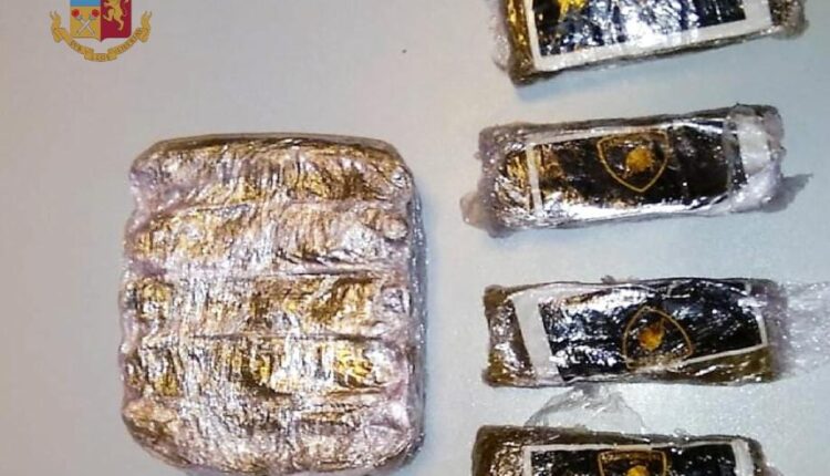 Napoli, rinvenute 10 tavolette di hashish da un controllo in uno stabile