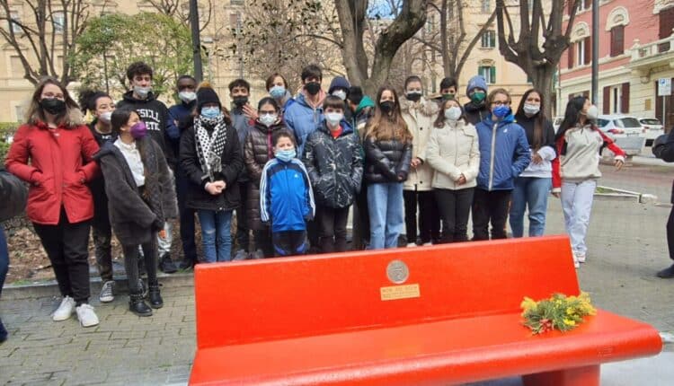 Ancona, panchine rosse per la giornata internazionale della donna