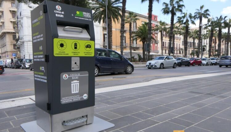 Bari, in via Sparano la sperimentazione del contenitore intelligente per rifiuti sostitutivo del cestino gettacarte