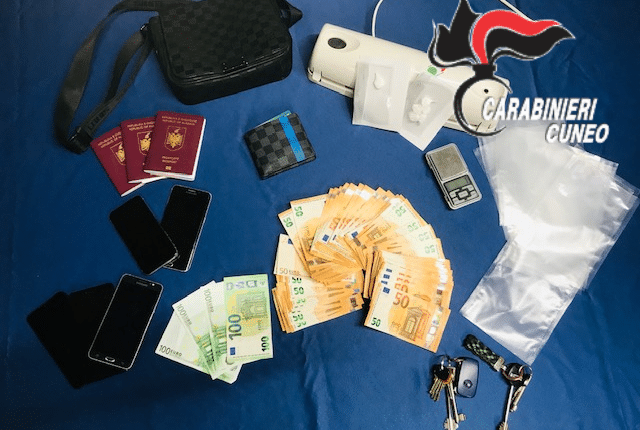 Cuneo, drive-in della cocaina. I Carabinieri arrestano tre uomini nel quartiere Mussotto.