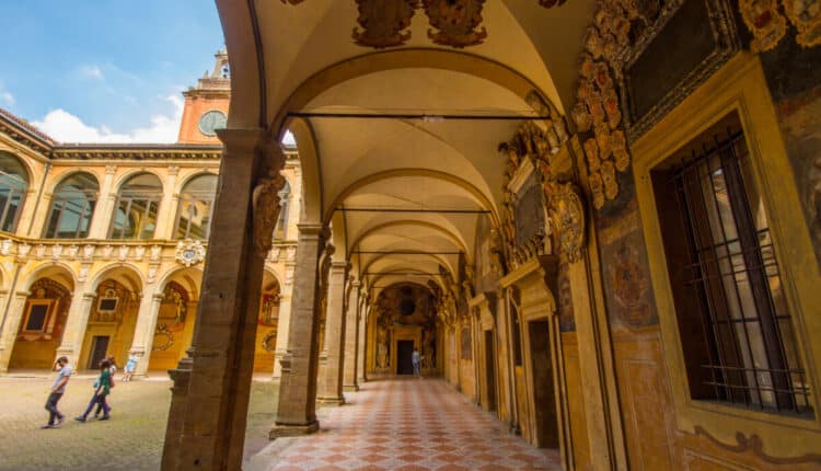 Bologna, lunedì 28 marzo inaugurazione con visita guidata della mostra “A fior di pelle. Legature italiane del XV-XVI secolo in Archiginnasio”.
