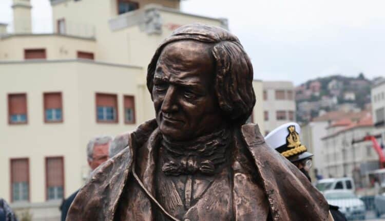 Trieste, inaugurata la statua in ricordo di Josef Ressel