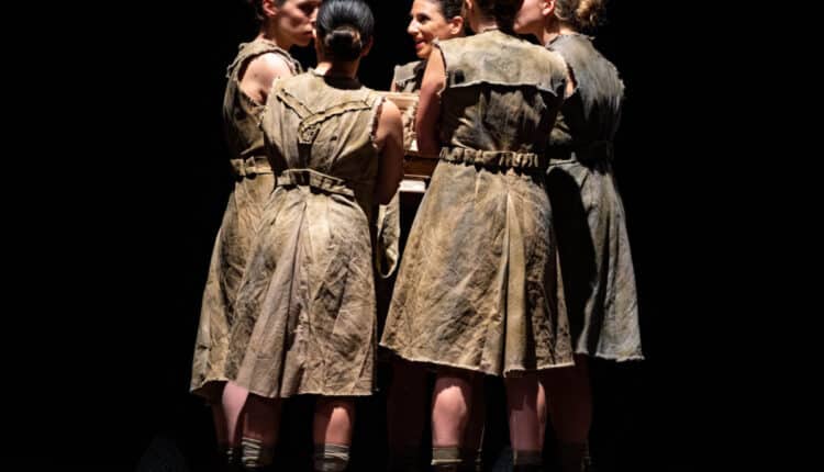 Ancona, in scena al Teatro Panettone lo spettacolo “Sorgete, donne!”: ideato e diretto da Simona Lisi sul tema del naufragio universale