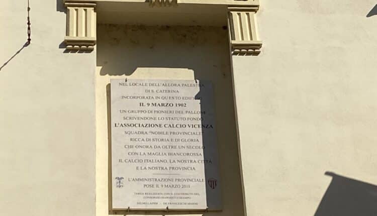 Vicenza, la società calcistica della città compie 120 anni: deposta una corona dove sorgeva la prima sede storica