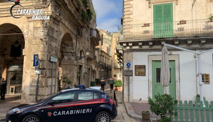 Modica (Ragusa), sfonda porte di un condominio e tenta di introdursi: arrestato giovane a modica bassa.
