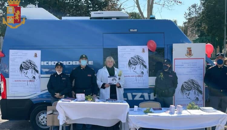 Roma, prima tappa del tour del Camper rosa della Polizia di Stato del progetto “…questo non è amore” per la Giornata Internazionale dei Diritti della Donna.