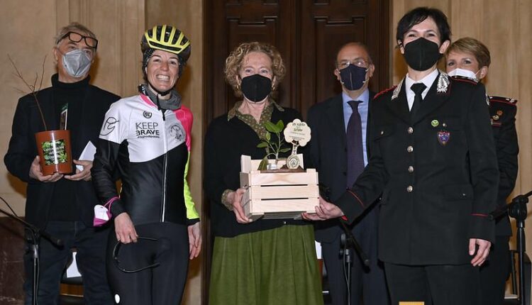 Milano, ambiente. Con Custodiscimi cittadine e cittadini fanno crescere il patrimonio verde di alberi e piante.
