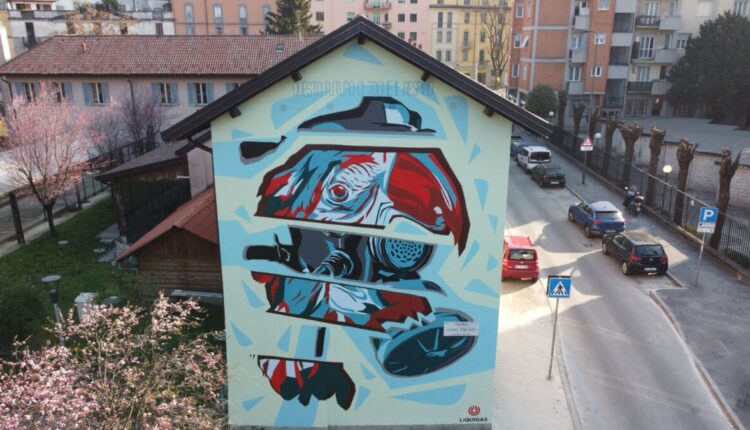 Milano, A Dergano inaugurato “Cyberpunk Parrot", il murale mangia-smog