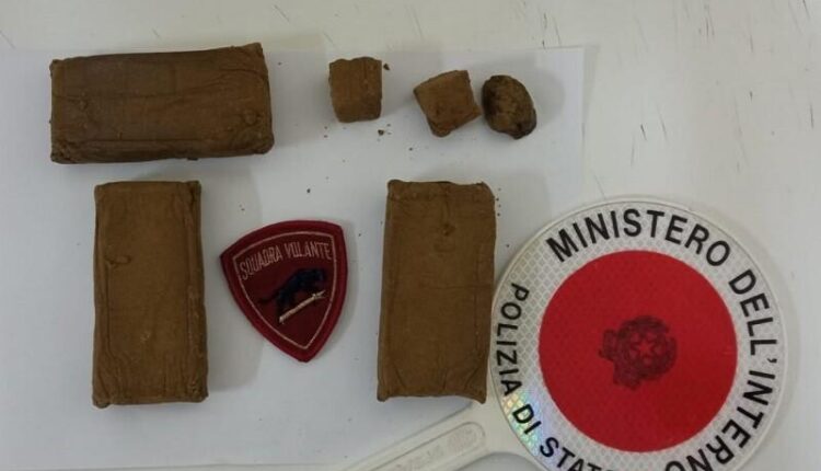 Cassino, fermati due uomini a bordo di una vettura: occultavano diversi grammi di hashish nel gubbino