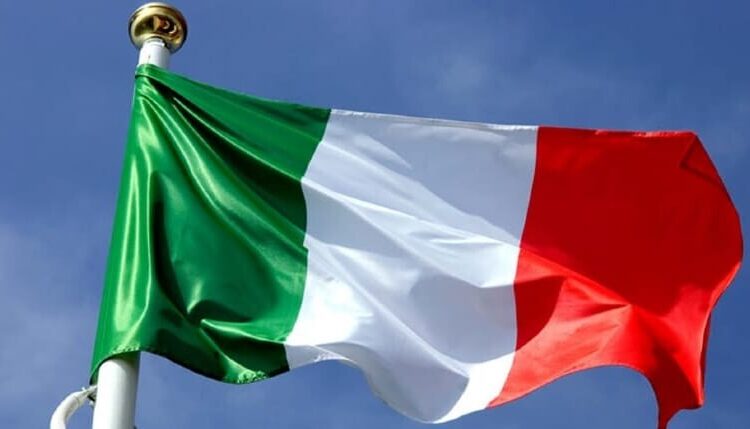 Bologna, Coronavirus. Una mostra fotografica, le bandiere a mezz’asta, la Torre illuminata con il tricolore e un minuto di raccoglimento: anche la Regione celebra la Giornata nazionale in memoria delle vittime del Covid-19