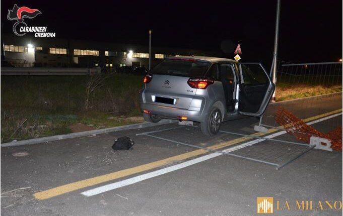 Cremona, Piadena Drizzona: i Carabinieri di Torre dè Picenardi intercettano auto rubata e scatta l’inseguimento. Due uomini in fuga e auto recuperata.