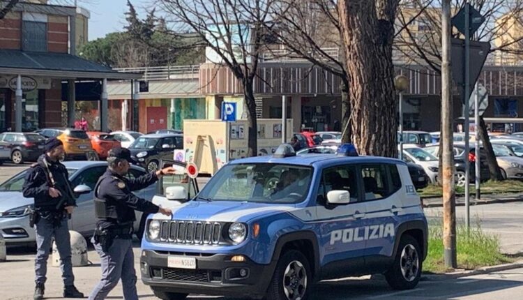 Rimini, reparti Prevenzione Crimine, Volanti e Unità Cinofila: identificazioni a tappeto