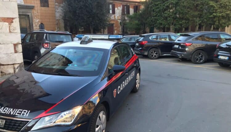 Lucca, furti nel centro storico della città: sorpresi tre ragazzi mentre danneggiavano le auto parcheggiate per asportarne oggetti di ogni tipo