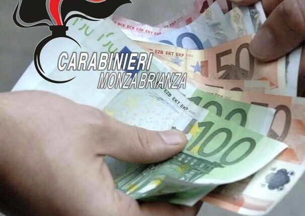 Monza, lo pestano e minacciano anche la madre per estorcergli soldi.