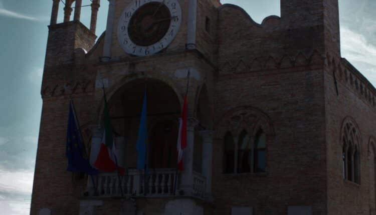 Pordenone, luci spente sulle facciate dei palazzi pubblici