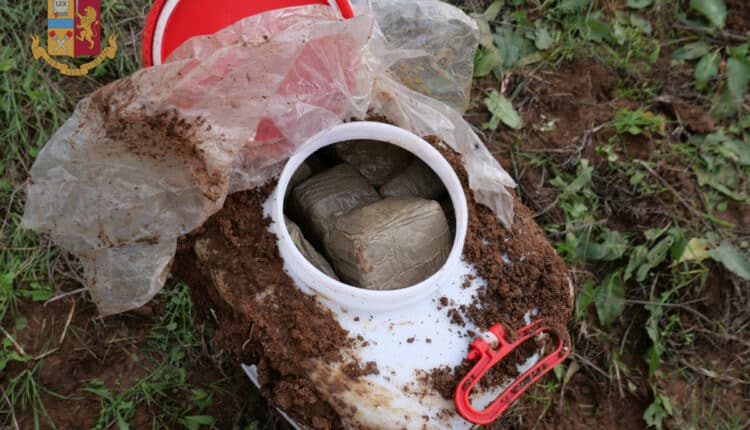 Lecce, la Polizia di Stato esegue una misura cautelare in carcere nei confronti di un presunto narcotrafficante e sequestra 44.240,00 euro ritenuto provento dell'illecita attività