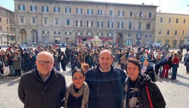 Pesaro, “Il Pane e le rose” celebra la Giornata mondiale della poesia: un evento sempre più partecipato che esprime la bellezza delle parole