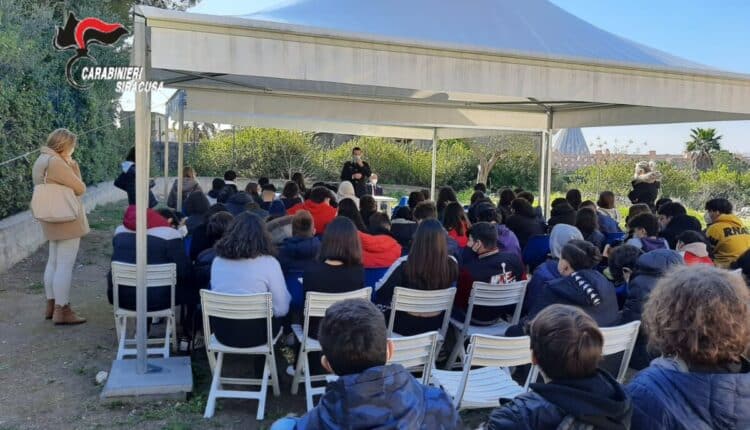 Siracusa, gli alunni della scuola media "Elio Vittorino" intervistano i carabinieri per il concorso giornalistico intitolato alla memoria Libero Grassi.