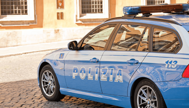 Napoli, due uomini coinvolti in un incendio: si erano recati nel parcheggio di un condominio e avevano dato fuoco ad un auto