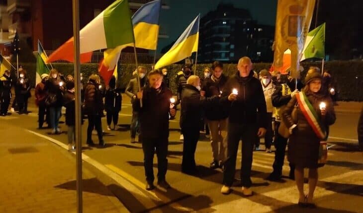 Assago, numerosi cittadini accorsi per manifestare contro la guerra in Ucraina: diversi beni di prima necessità raccolti