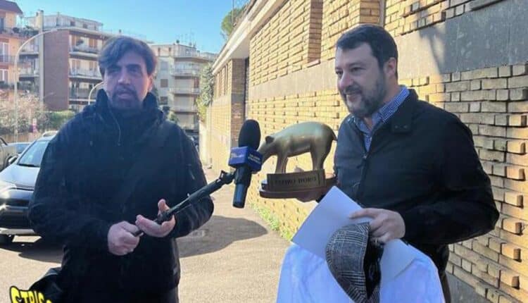 Anteprima Striscia la notizia, Matteo Salvini riceve il Tapiro d'oro riguardo la polemica della maglietta di Putin sfoggiata qualche anno fa