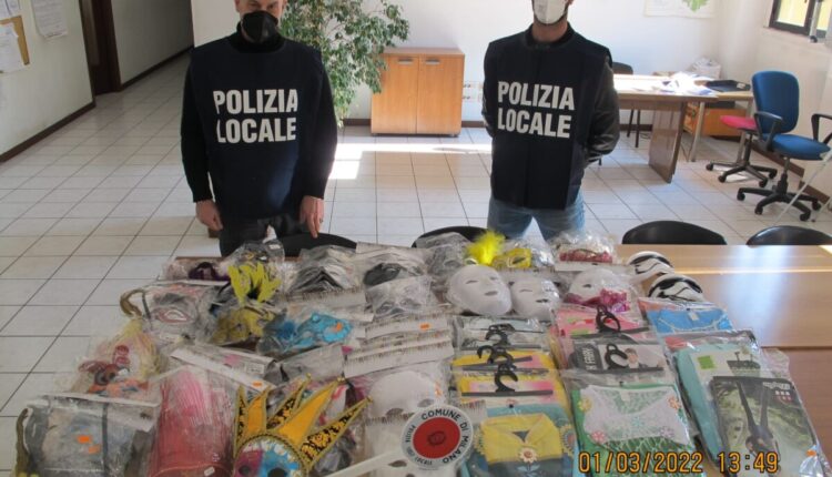 Milano, sequestrati 180 accessori di Carnevale poiché privi della marcatura d'idoneità alla vendita
