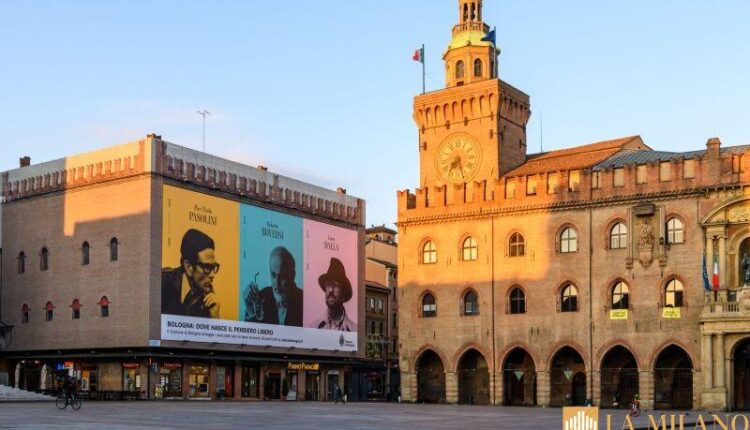 Bologna, una maxiaffissione ricorda Lucio Dalla, Roberto Roversi e Pier Paolo Pasolini uniti nel segno del pensiero libero
