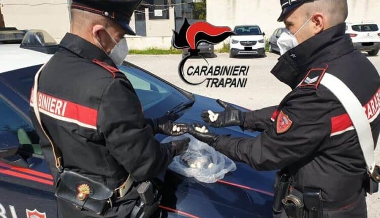 Trapani, presunta compravendita di droga per oltre 7 mila euro: i carabinieri arrestano 2 persone.