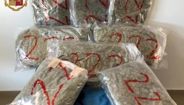 Napoli, Giugliano in Campania: scoperto con quasi 9 kg di droga in casa. Arrestato.