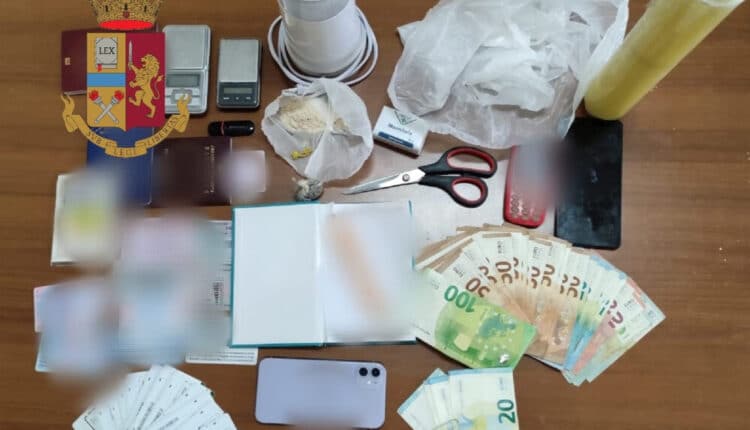 Napoli, in casa un mercato della droga: 37enne arrestato alla Maddalena