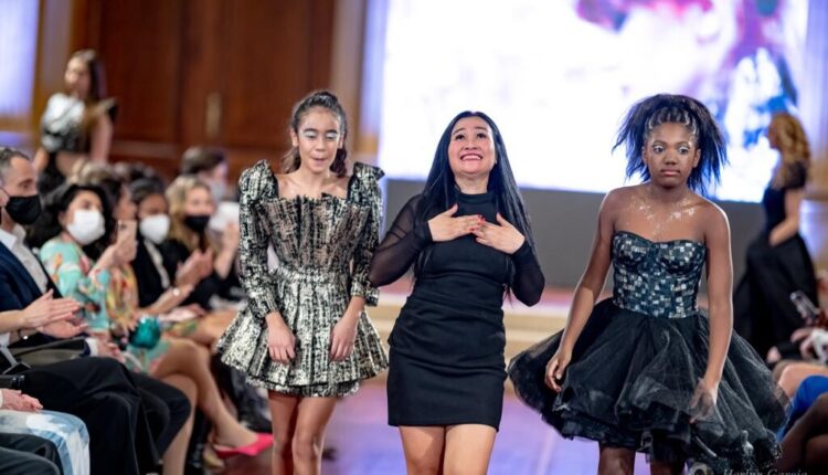 Milano, ancora una volta Chona e Pluto mostrano i loro vestiti sostenibili alla Fashion Week