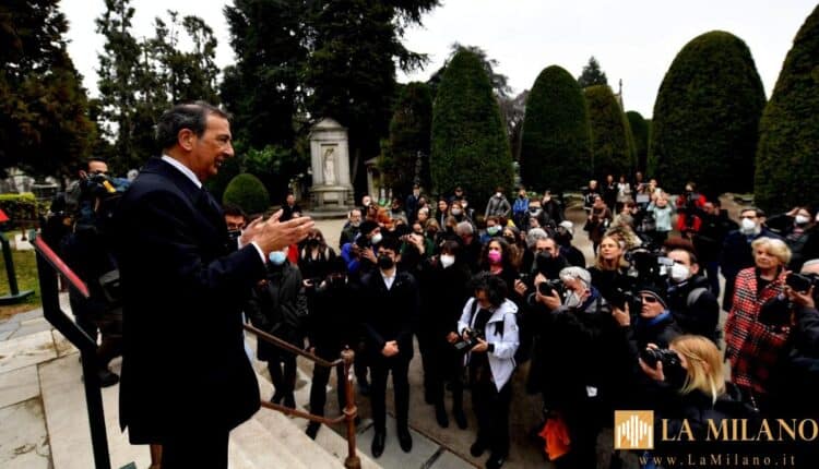Milano, a Monumentale “Lullaby” l'opera di Maurizio Cattelan