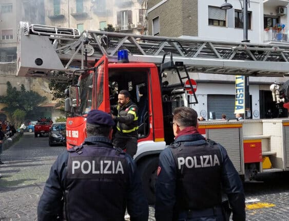Napoli, incendio in uno stabile: i Vigili del Fuoco salvano una donna anziana deambulante dall'appartamento da cui provenivano le fiamme