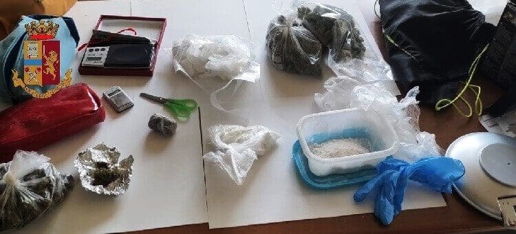 Napoli, famiglia coinvolta in spaccio: arrestati i genitori e denunciato il figlio 16enne dopo aver rinvenuto della droga presso l'abitazione