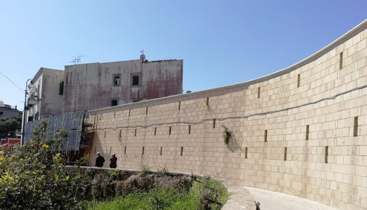 Napoli, riapertura alla viabilità di via del Marzano, antica strada di Posillipo che serve molti condomini, chiusa in seguito al crollo delle mura di contenimento